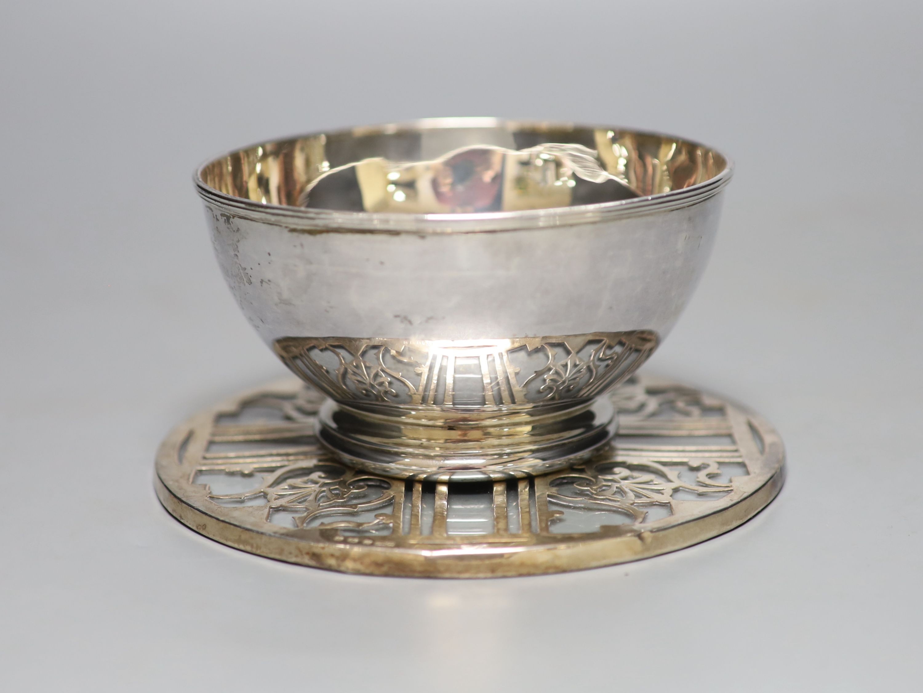 A George V silver bowl, Birmingham, 1910 and a silver mounted glass coaster.